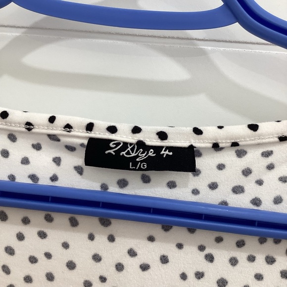 Ladies sleeveless top, brand 2 Dye 4 .Size Large . - Picture 3 of 5